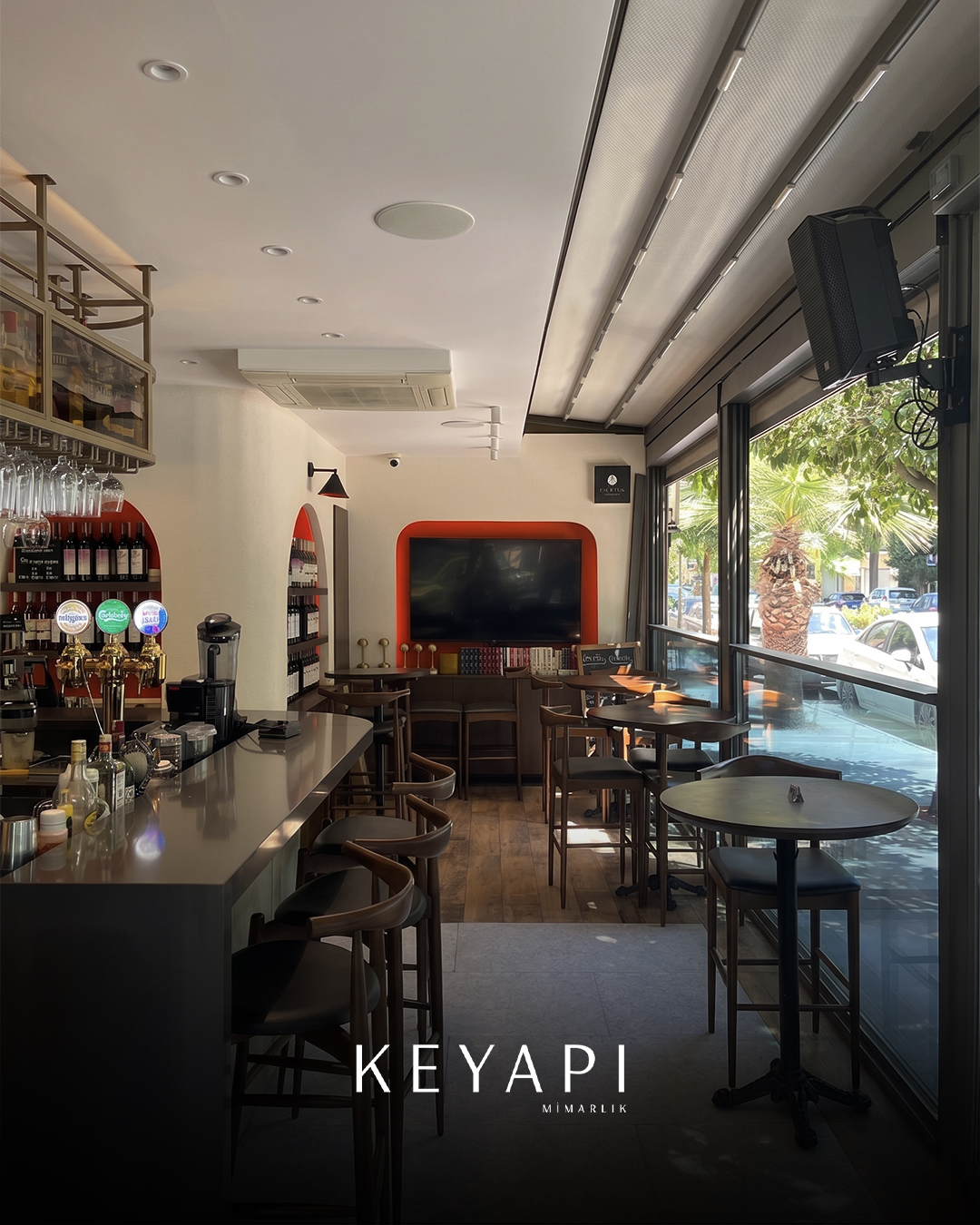 April Lounge